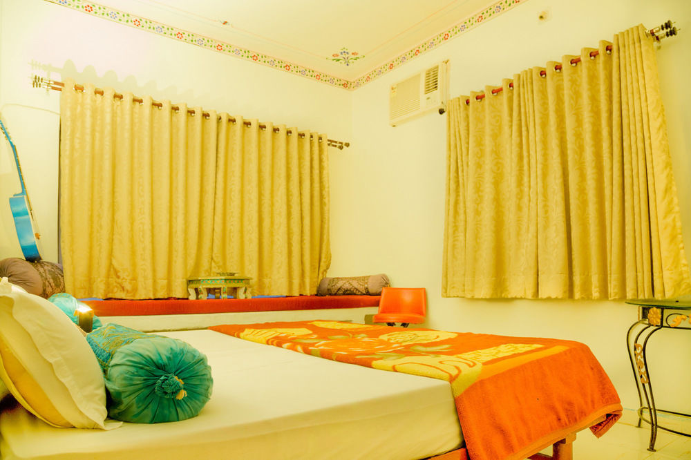 Hotel Hanuman Ghat On Lake Pichola Udaipur Buitenkant foto